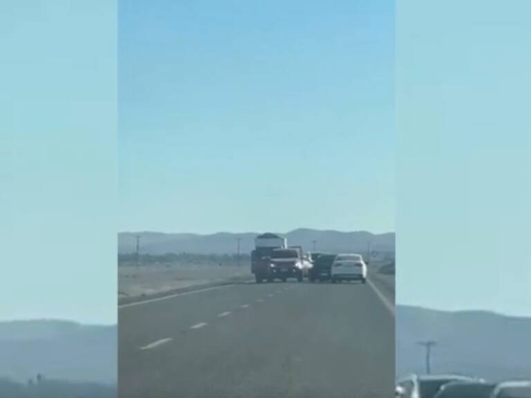 A lo Rápido y Furioso: testigos graban vehículos interceptando un camión en plena carretera de Tarapacá