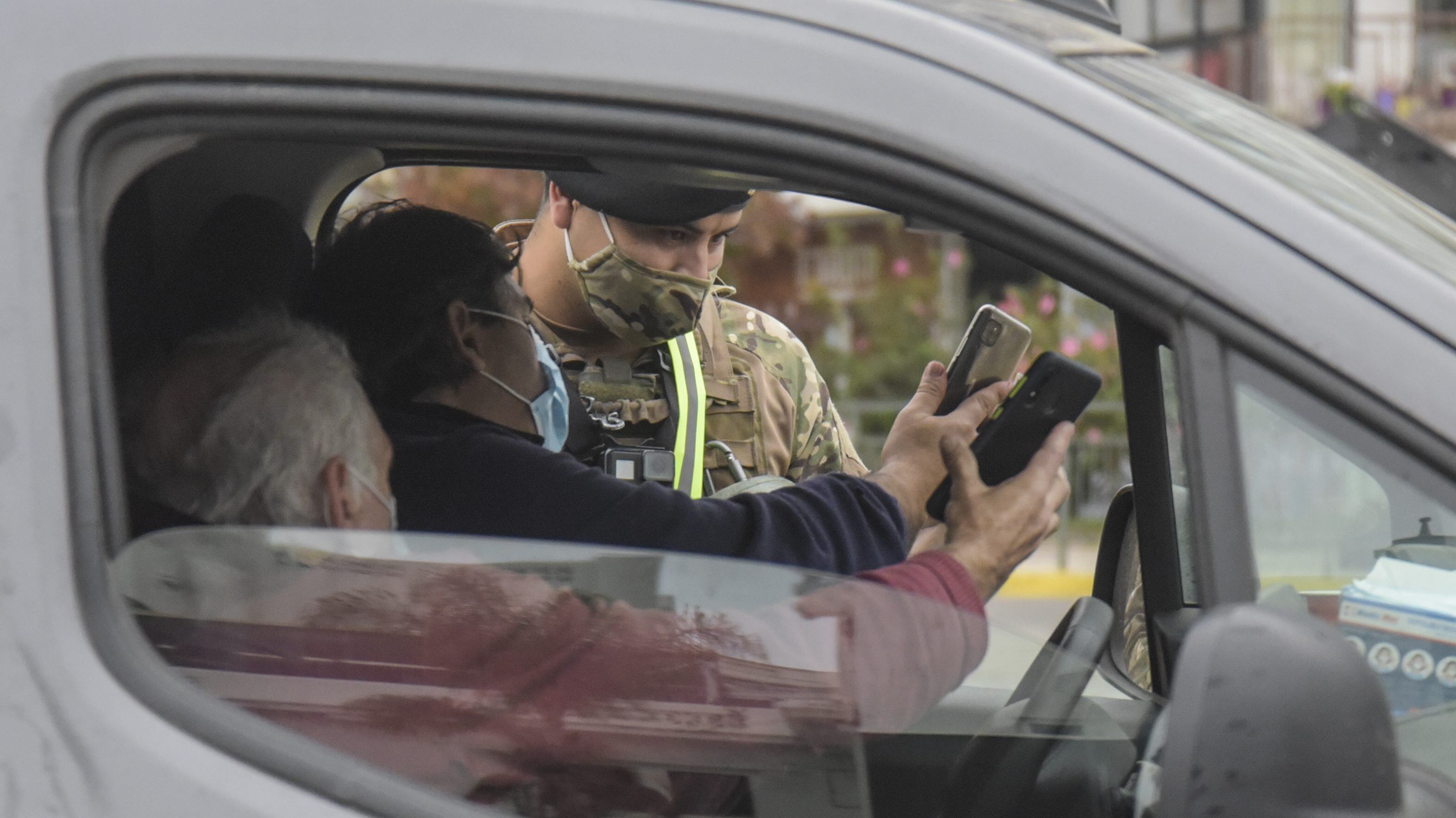 17 DE ABRIL DE 2021 / VIÑA DEL MARPersonal militar controla a vehículos en en Avenida San Martin, frente al Casino de la ciudad, todo esto en el contexto de cuarentena en que se mantiene la comuna.
FOTO: MIGUEL MOYA / AGENCIAUNO