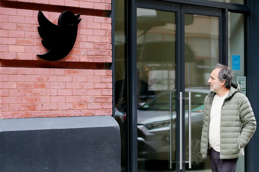 Hombre camina ante la sede de Twitter en la ciudad de Nueva York