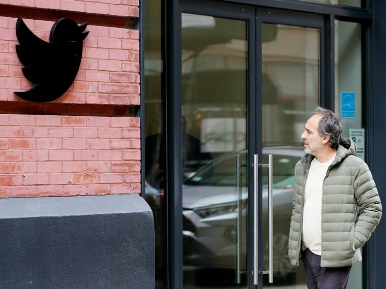 Hombre camina ante la sede de Twitter en la ciudad de Nueva York