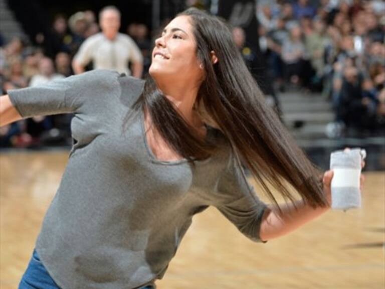 Estrella del básquetbol femenino sorprendió con un lanzamiento poderoso