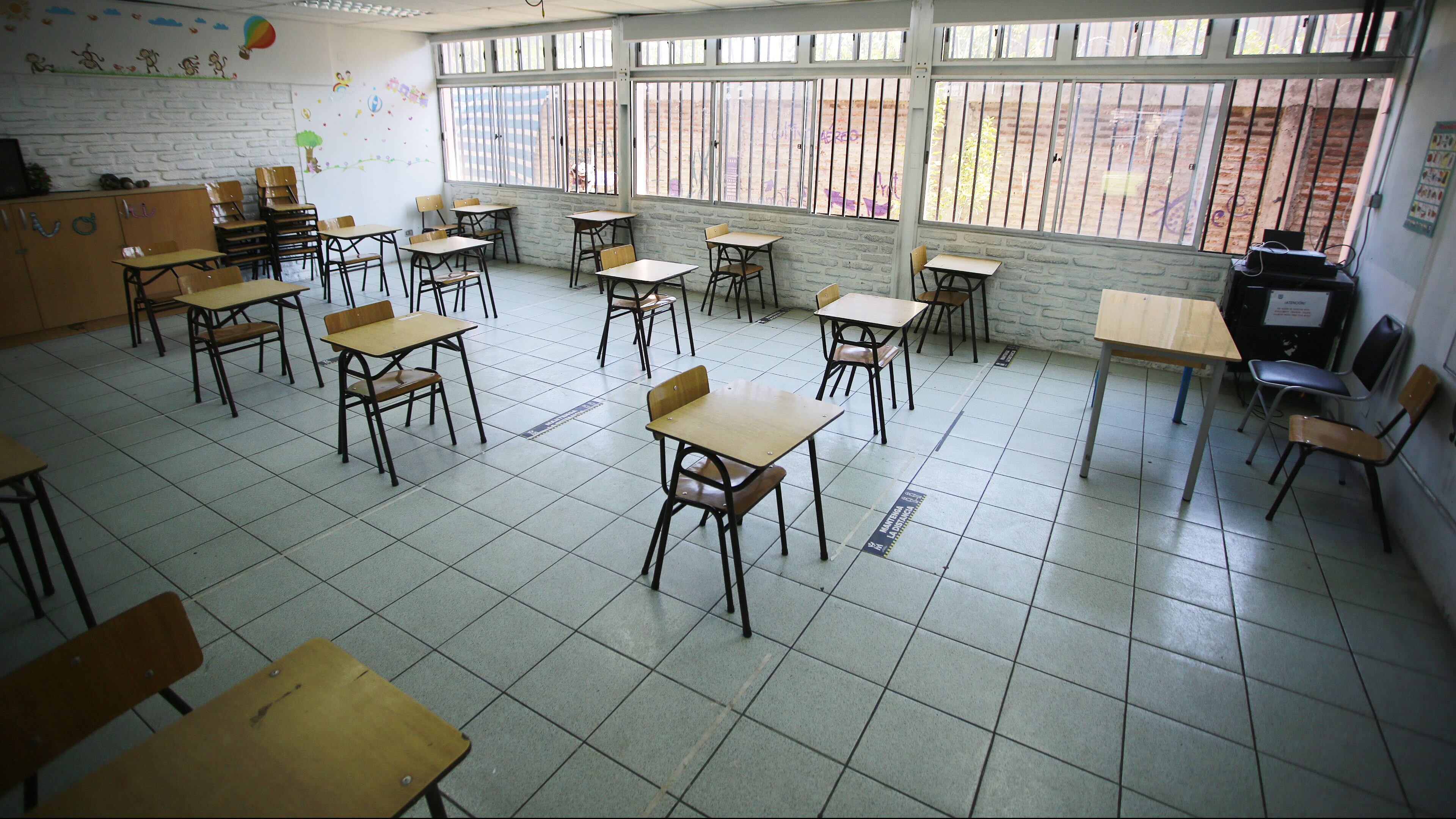 18 de enero del 2021/SantiagoEl ministro de Educacion, Raul Figueroa, anuncia el aumento presupuestario del plan “Yo confío en mi Escuela” para el retorno seguro a clases presenciales. El presupuesto pasará desde 6 mil a 13 mil millones de pesos para mejorar los espacios físicos de las escuelas en 179 comunas del país.
KARIN POZO/AGENCIAUNO