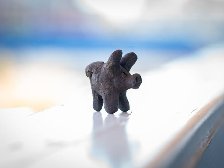 Por chanchito de greda de Pomaire: municipalidad de Melipilla acusa a conocida tienda de decoración de “apropiación cultural”