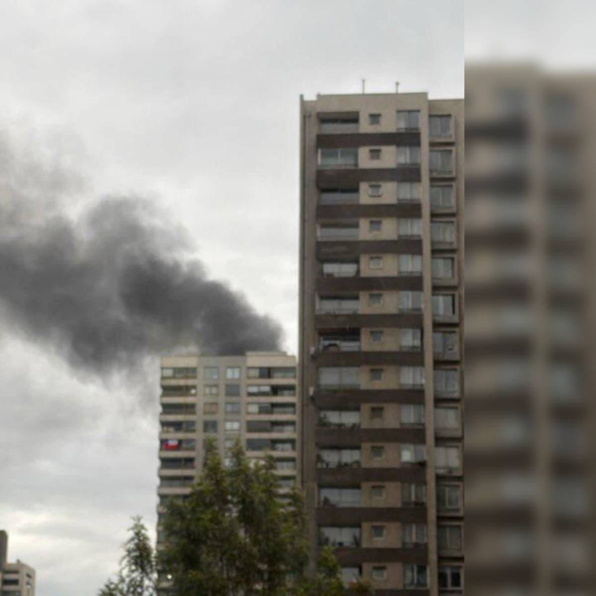 Emergencia en el centro de Santiago: incendio afecta departamento residencial y obliga a desvíos de tránsito