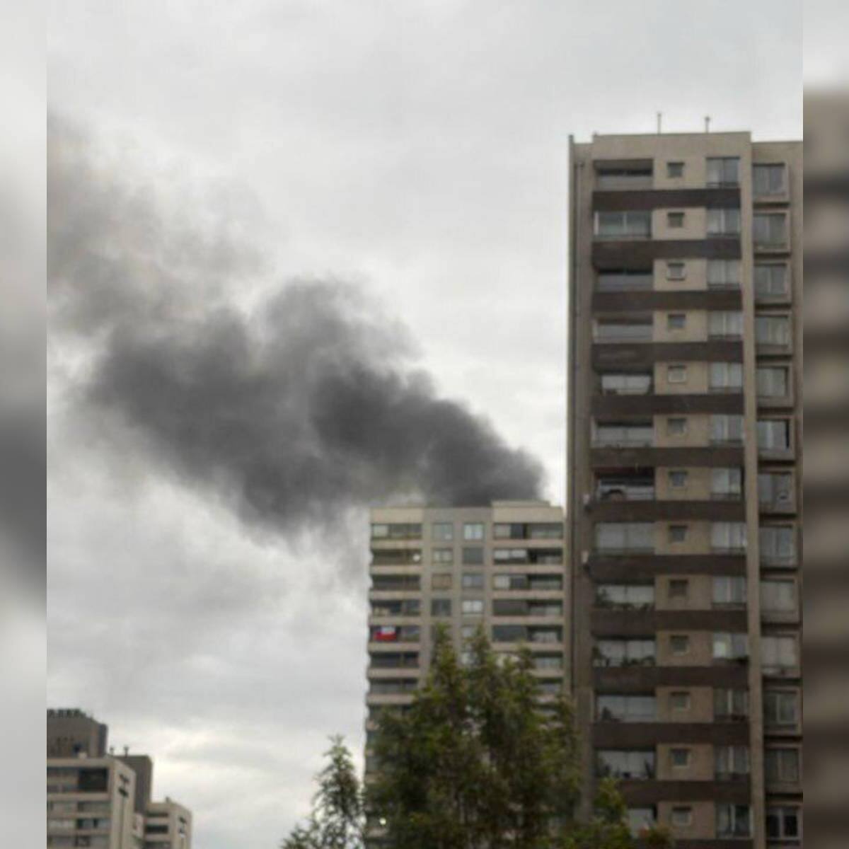 Emergencia en el centro de Santiago: incendio afecta departamento residencial y obliga a desvíos de tránsito
