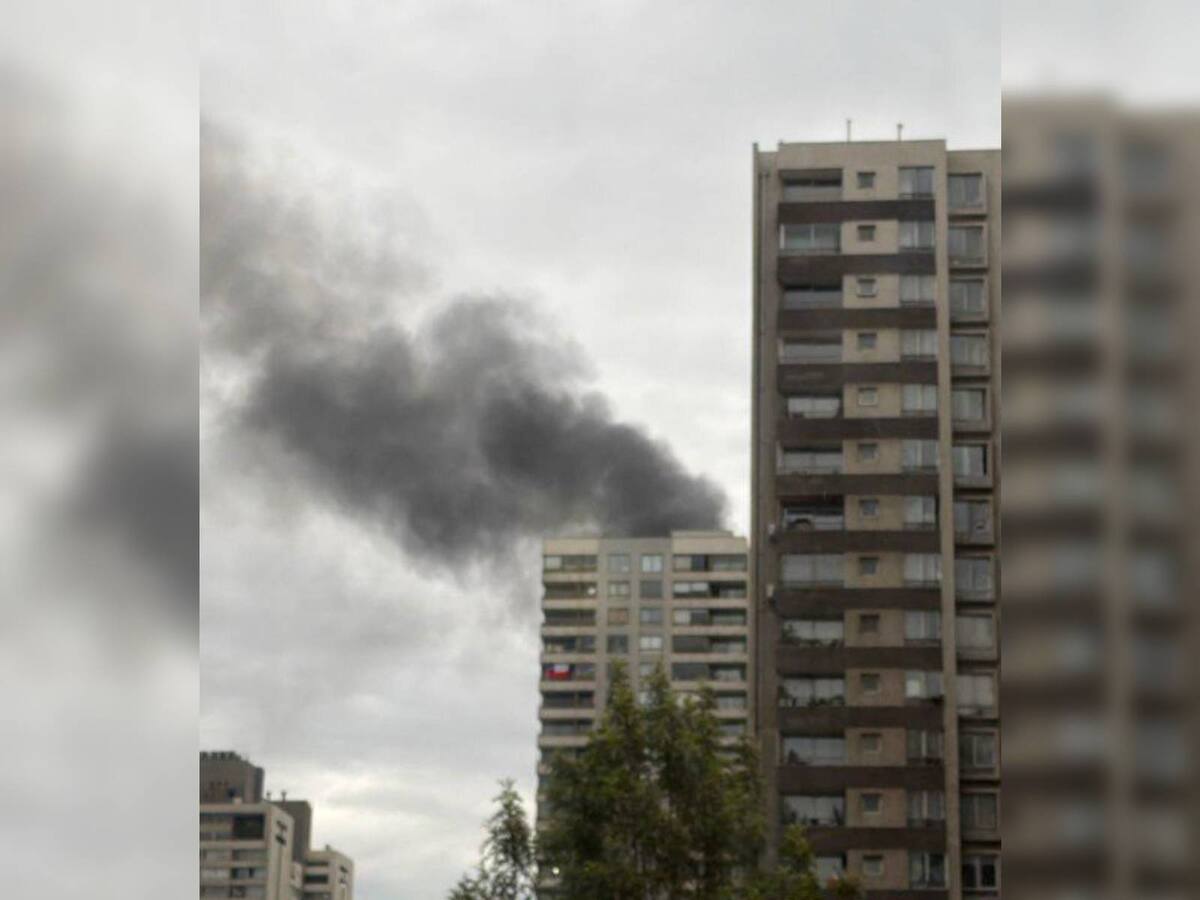 Emergencia en el centro de Santiago: incendio afecta departamento residencial y obliga a desvíos de tránsito