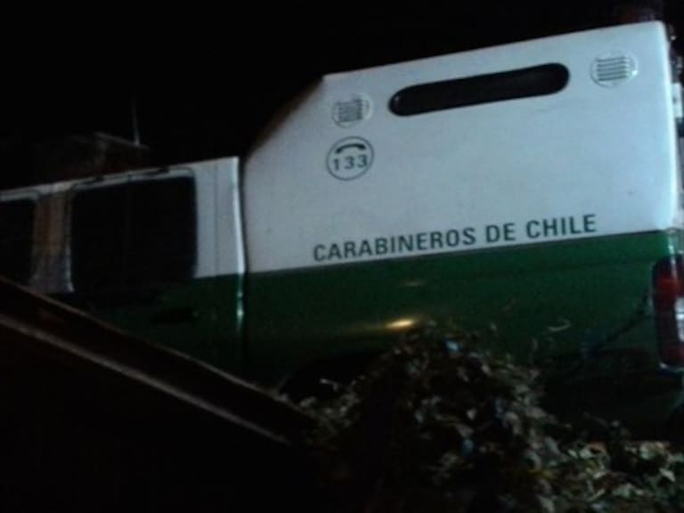 Persecución policial terminó con una patrulla de Carabineros en el techo de una casa