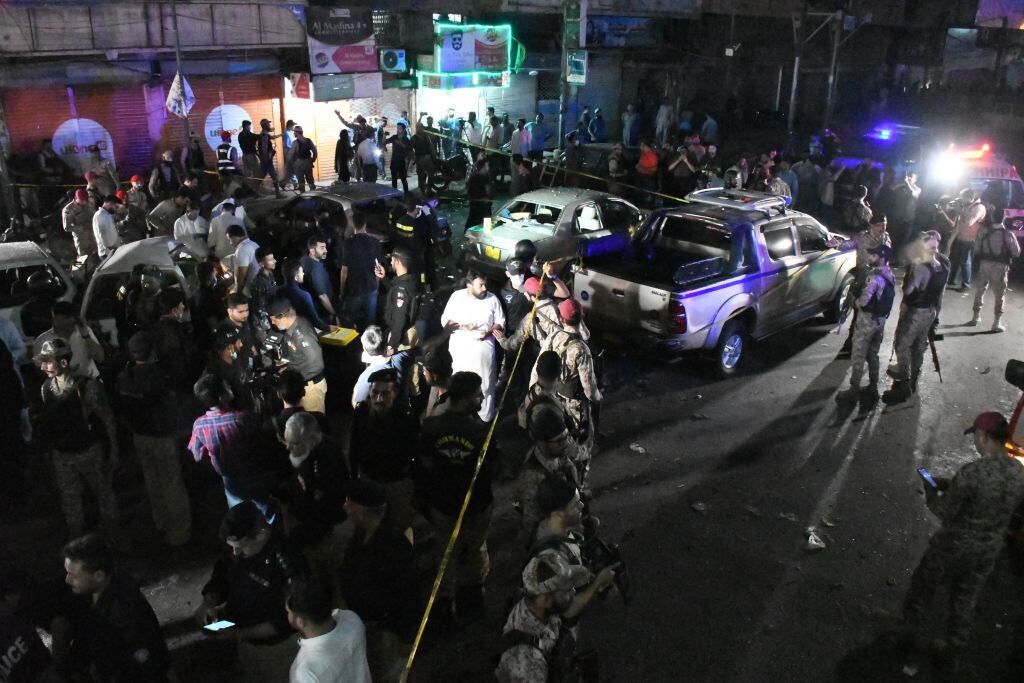 Fuerzas de seguridad cercan la zona del ataque explosivo en Karachi