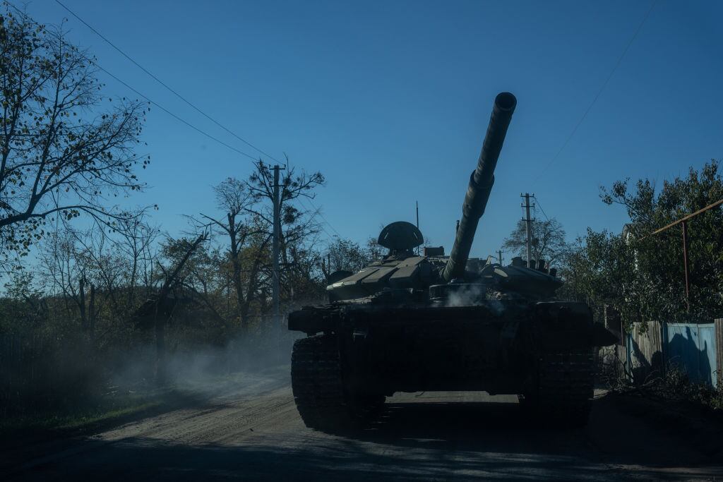 Tanque de las fuerzas de Ucrania avanza cerca de Rubtsi en el Donetsk