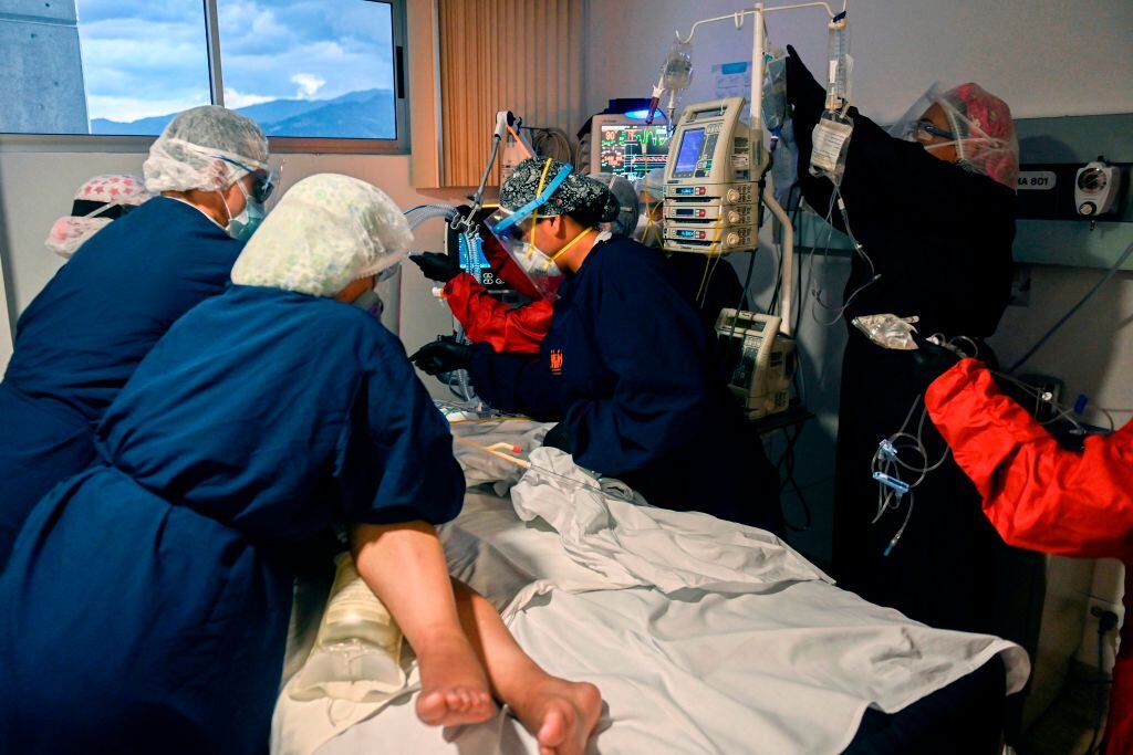 Médicos atienden a paciente Covid-19 en hospital de Medellín