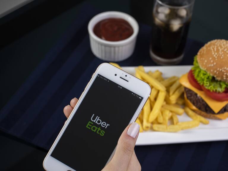 Hamburguesas y frituras es lo más buscado en los servicios de delivery en Chile