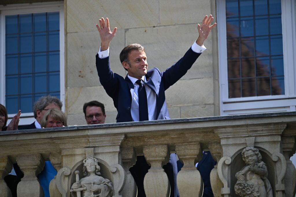 El presidente de Francia, Emmanuel Macron, saluda desde un palacio en la ciudad de Berlín en una visita oficial a Alemania.