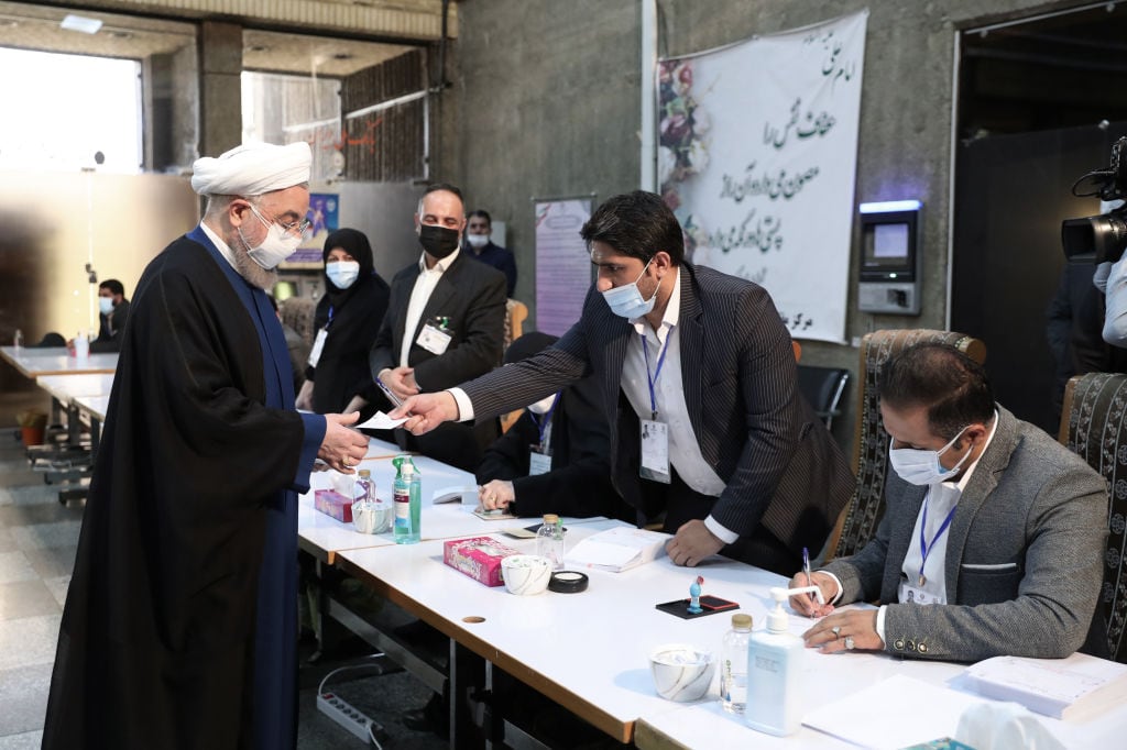 El mandatario Hassan Rouhani deposita su voto en las elecciones de Irán