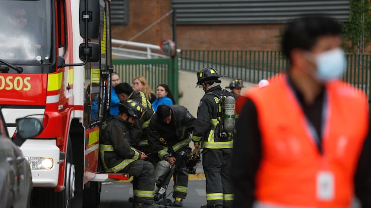 Alerta en la región Metropolitana por fuerte olor a gas: registran evacuación masiva en diversos puntos del centro de Santiago
