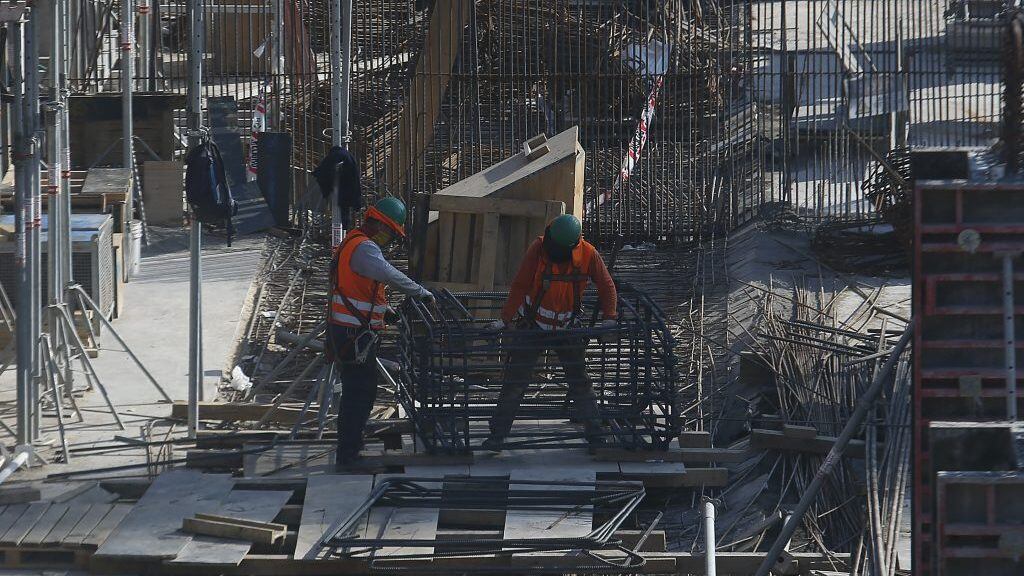 13 de Agosto de 2020/SANTIAGO Unos trabajadores realizan obras de construccin en el nuevo hospital El Salvador y el Instituto Nacional de Geriatra, en la comuna de Providencia. 
FOTO:Cristobal Escobar/Agencia UNO