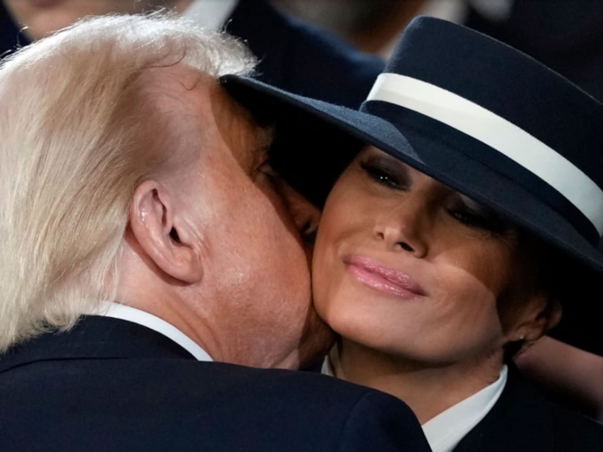 “Ningún sombrero de ese tipo permite besarse con comodidad”: la comentada prenda ‘antibeso’ de Melania Trump creada por expareja de Di Mondo