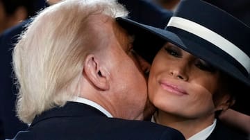“Ningún sombrero de ese tipo permite besarse con comodidad”: la comentada prenda ‘antibeso’ de Melania Trump creada por expareja de Di Mondo
