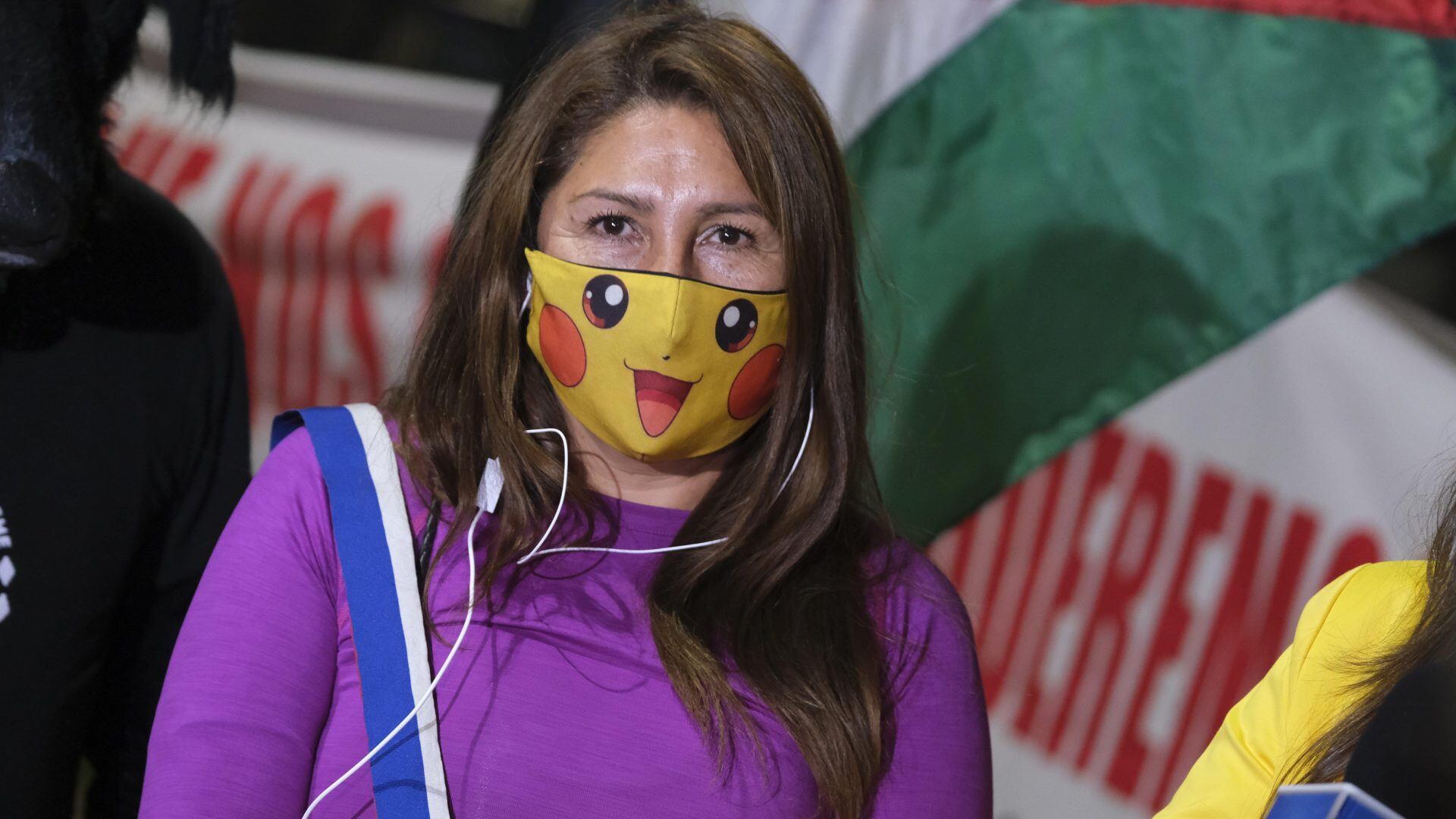 17 DE MAYO DE 2021/SANTIAGOGiovanna Grandón conocida como la "tía pikachu" celebra su triunfo como constituyente en la Plaza Baquedano.
FOTO: DANIEL ARAYA MARTIN/AGENCIAUNO