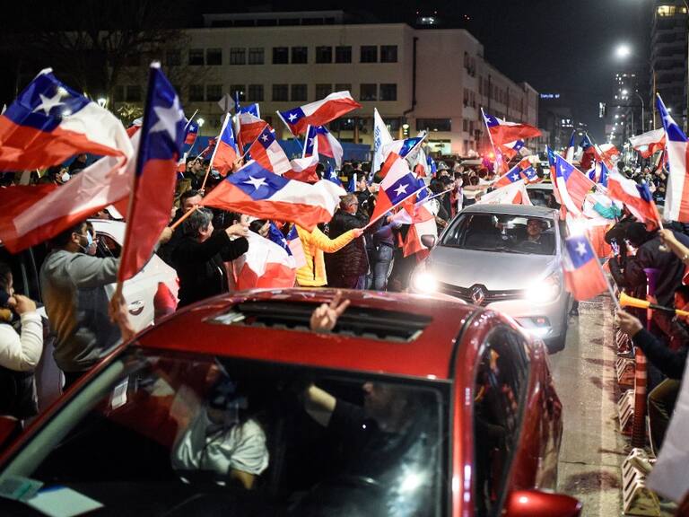 Encuesta Data Influye: Un 48% cree que Chile Vamos no cumplirá con su compromiso para una nueva Constitución