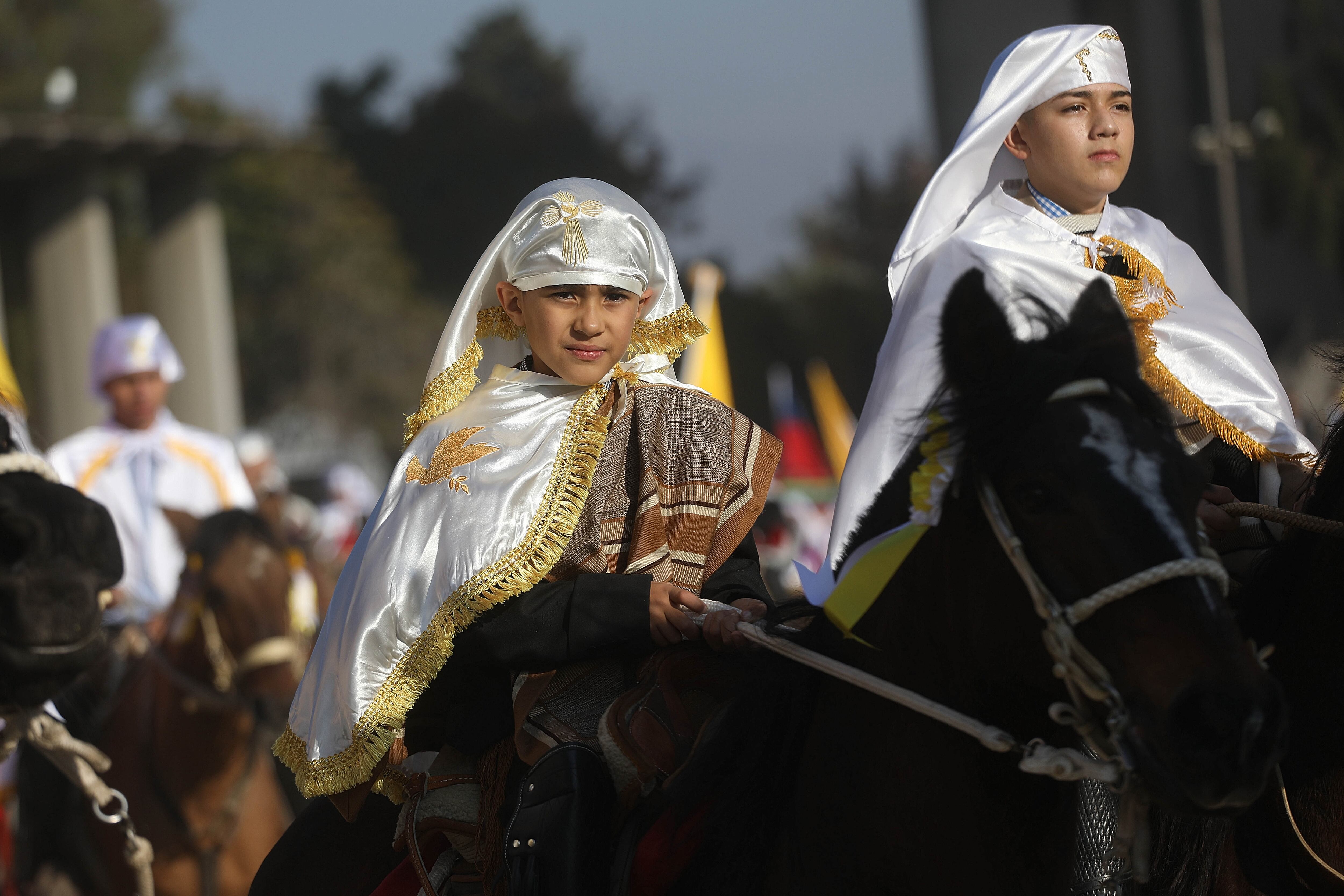 27 de abril de 2025/SANTIAGOEn la comuna de Maipu, se realiza la tradicional fiesta religiosa del Cuasimodo, donde jinetes, carretas, ciclistas y autos adornados, visitaran a los enfermos y le darán su comunión.FOTO: SEBASTIAN BELTRAN GAETE / AGENCIUNO