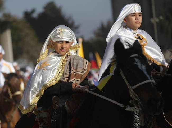 27 de abril de 2025/SANTIAGO
En la comuna de Maipu, se realiza la tradicional fiesta religiosa del Cuasimodo, donde jinetes, carretas, ciclistas y autos adornados, visitaran a los enfermos y le darán su comunión.
FOTO: SEBASTIAN BELTRAN GAETE / AGENCIUNO