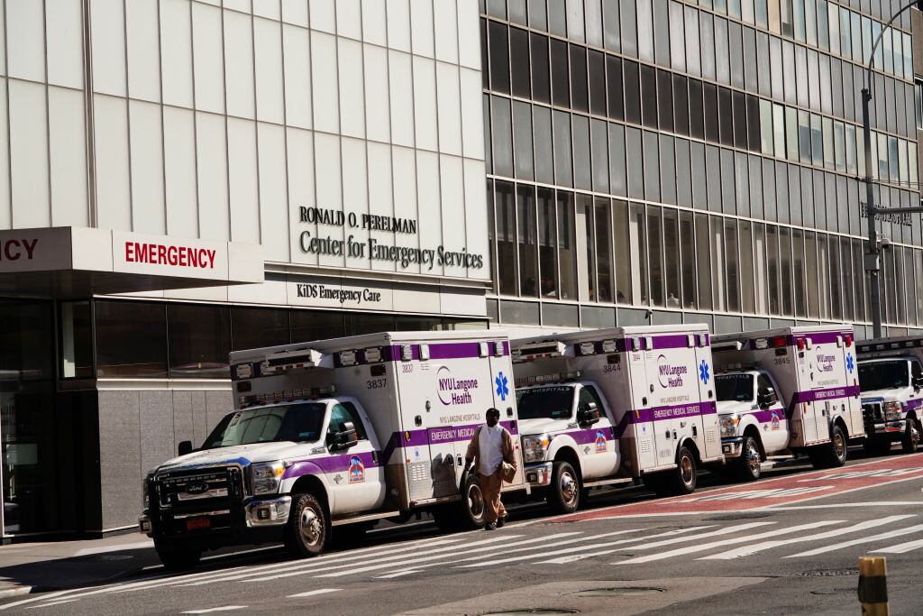 Un grupo de ambulancias esperan su salida en el Hospital Langone de Nueva York