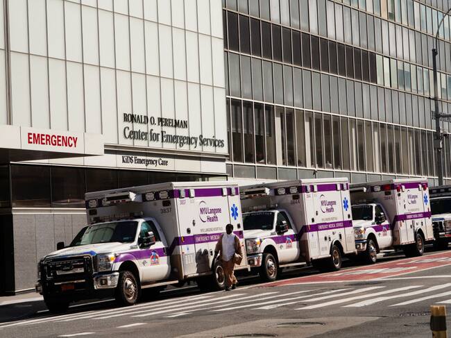 Un grupo de ambulancias esperan su salida en el Hospital Langone de Nueva York