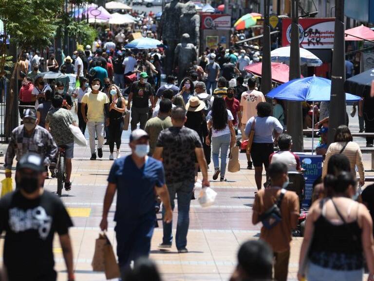 01 DE MARZO 2021 / ANTOFAGASTA Calle Prat aglomerado de personas que realizan sus diligencias ,durante el primer lunes de marzo en pandemia COVID-19 que afecta al país
FOTO CAMILO ALFARO / AGENCIAUNO