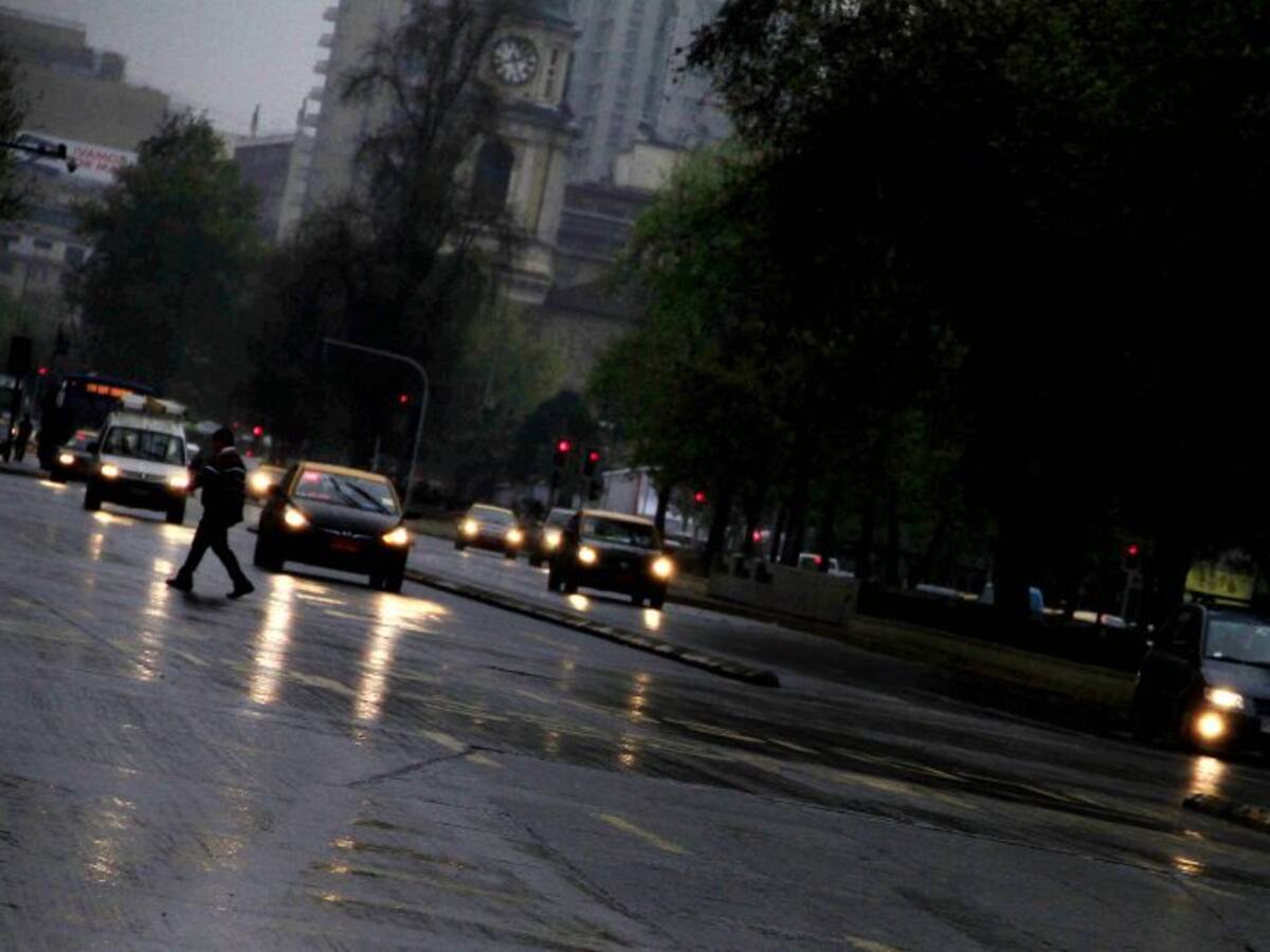 Anuncian lloviznas en Santiago para el lunes 1 de junio: revisa acá dónde habría precipitaciones