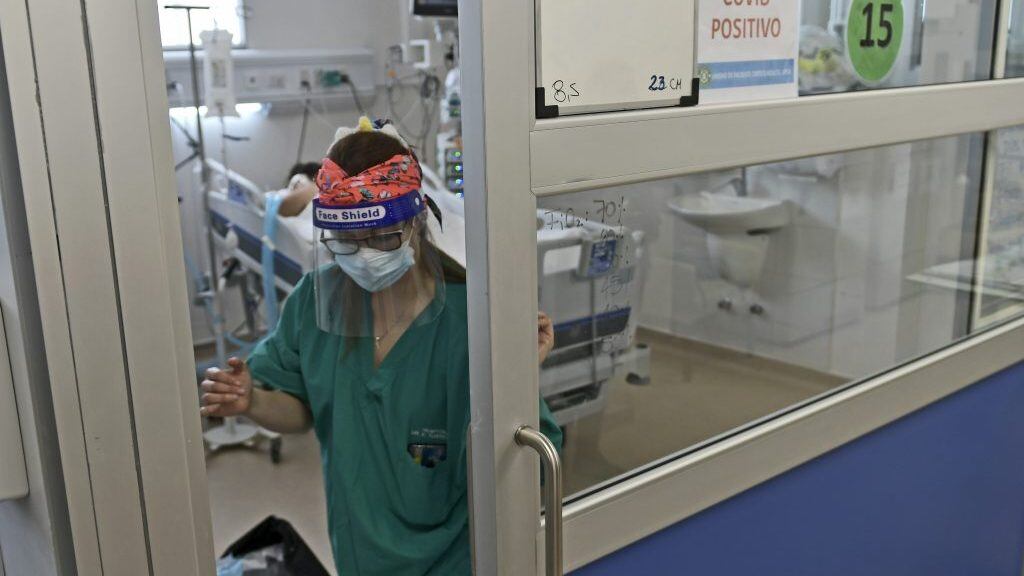 02 de Junio de 2021 / IQUIQUEEscasas camas disponibles poseen las UCI del Hospital Dr. Ernesto Torres de Iquique, ante el incremento de contagios que se han registrado los últimos días.
En la imagen, funcionaria se retira de una sala.
FOTO: CRISTIAN VIVERO BOORNES/AGENCIAUNO