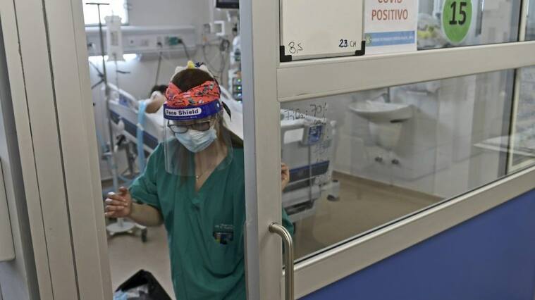 02 de Junio de 2021 / IQUIQUEEscasas camas disponibles poseen las UCI del Hospital Dr. Ernesto Torres de Iquique, ante el incremento de contagios que se han registrado los últimos días.
En la imagen, funcionaria se retira de una sala.
FOTO: CRISTIAN VIVERO BOORNES/AGENCIAUNO