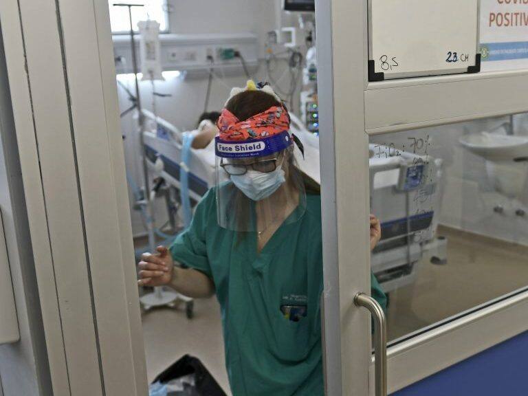 02 de Junio de 2021 / IQUIQUEEscasas camas disponibles poseen las UCI del Hospital Dr. Ernesto Torres de Iquique, ante el incremento de contagios que se han registrado los últimos días.
En la imagen, funcionaria se retira de una sala.
FOTO: CRISTIAN VIVERO BOORNES/AGENCIAUNO