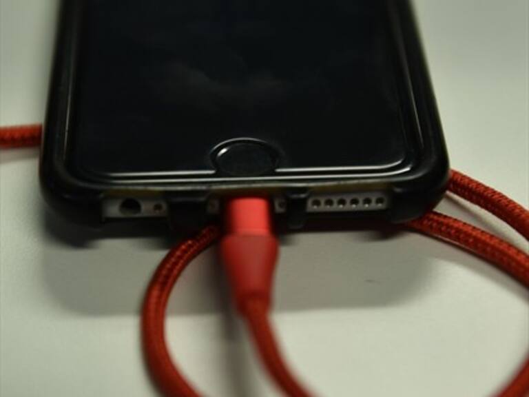 Joven sufrió graves quemaduras en el cuello por descarga eléctrica del cargador de su celular
