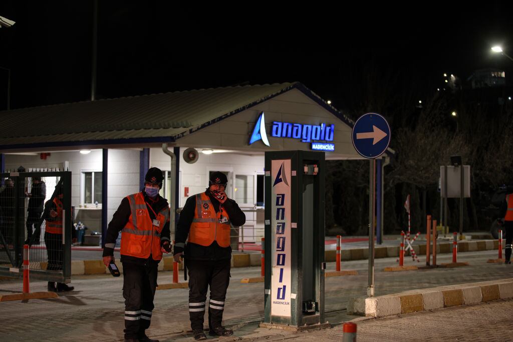 Los equipos de rescate buscan a los mineros enterrados tras un aluvión en un yacimiento de oro en Iliç del distrito de Erzincan en Turquía.