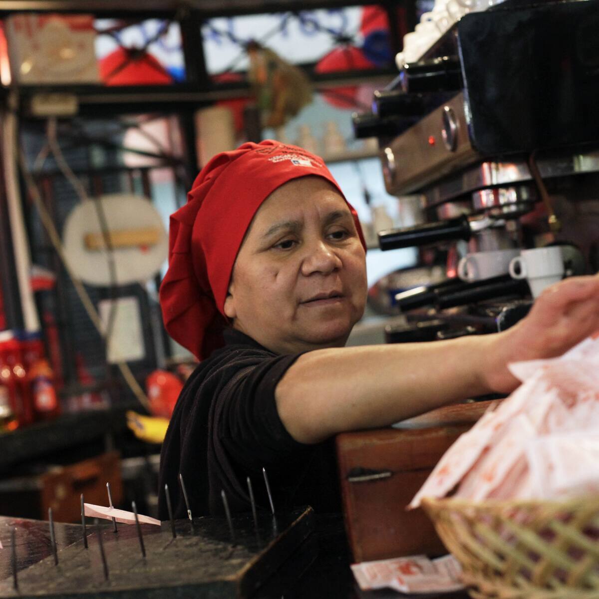 Desempleo en Chile baja a 8,4% y el índice en mujeres se aleja de los dos dígitos