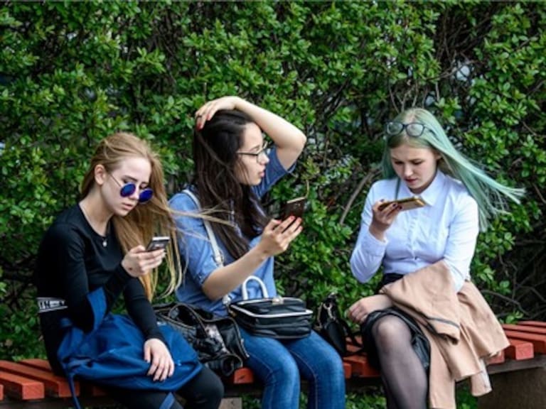 Estudio reveló que la mitad de los adolescentes utiliza 12 horas diarias su celular