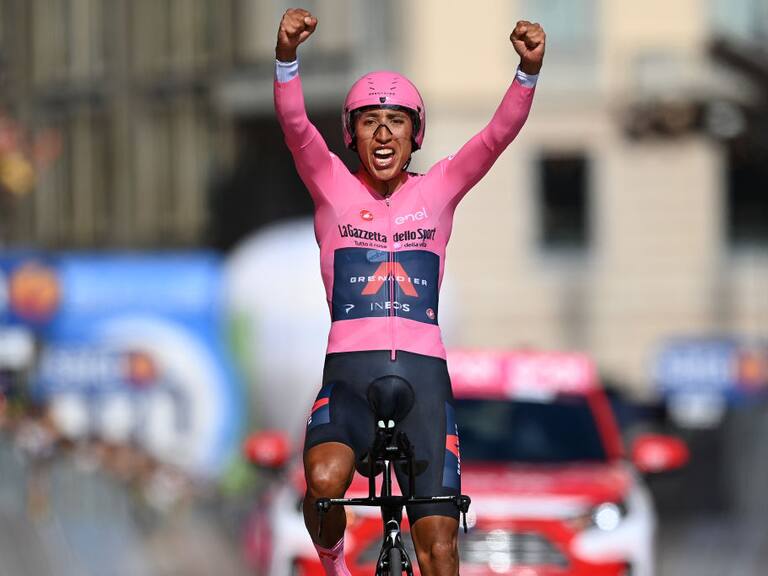 Egan Bernal festeja su título en el Giro al cruzar la meta en Milán