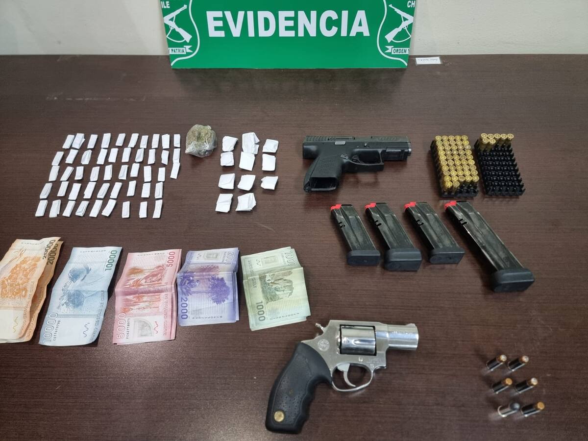 Carabineros halla armas, municiones y droga al interior de un auto abandonado en Puente Alto