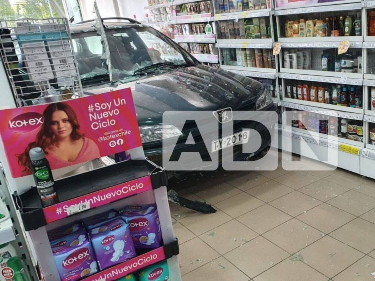 Punta Arenas: Vehículo perdió el control e ingresó a una farmacia