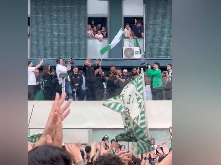 Manuel Pellegrini y el Real Betis desatan la locura en Sevilla para celebrar su paso a la final de la Conference League