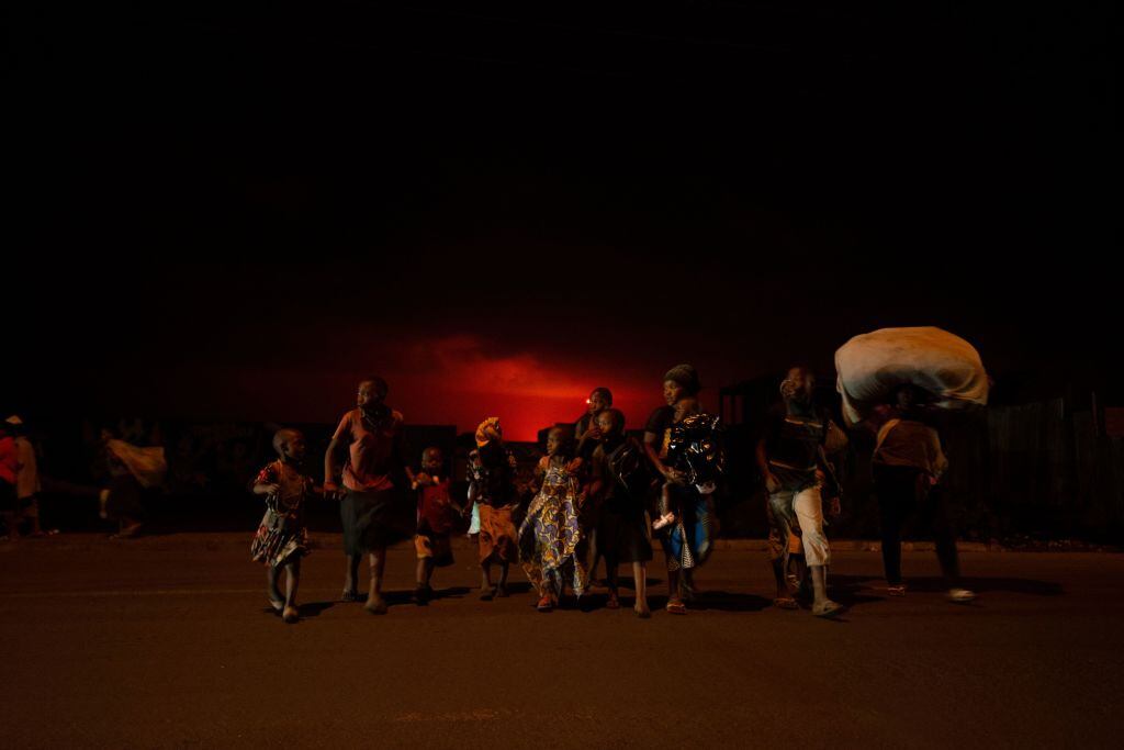 Una familia deja la ciudad de Goma tras la erupción del volcán Nyiragongo