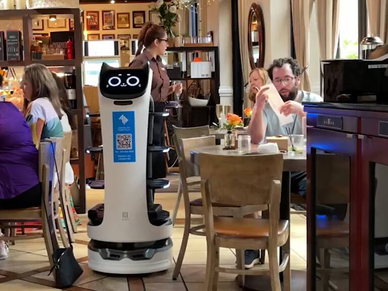 Atienden y limpian: cómo funcionan los robots que «trabajan» en restaurantes en Chile