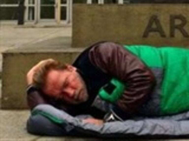 Arnold Schwarzenegger se tomó una foto durmiendo en la calle
