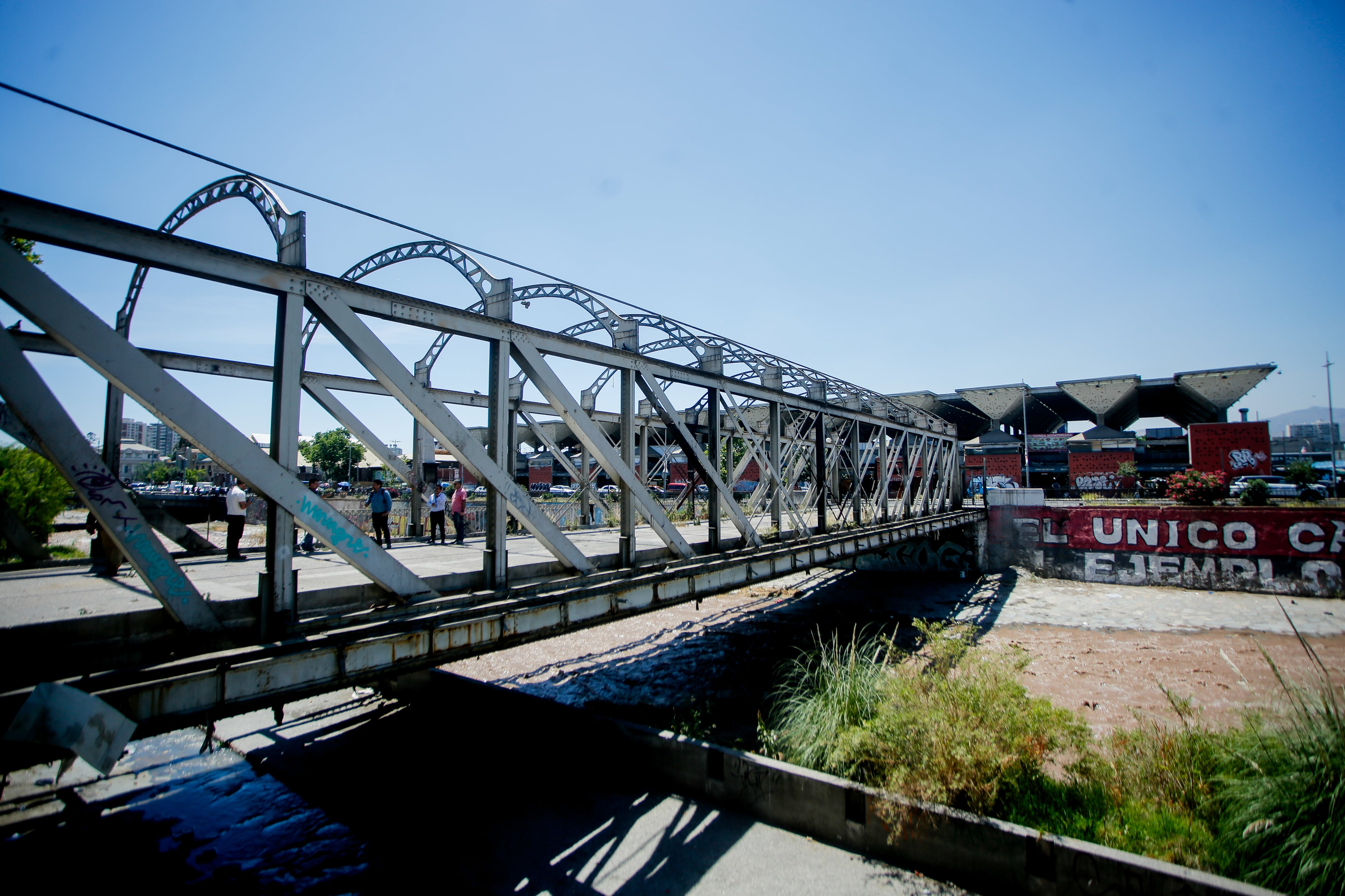 19 de noviembre de 2025/SANTIAGOVista del puente de Los Carros, el cuál cruza el río Mapocho en el sector del mercado Tirso de Molina.
Durante esta jornada, la Gobernación regional junto al Municipio de Santiago presentaron un proyecto de recuperación y conservación de la estructura, la cuál se encuentra cerrada desde el año 2016 por daños estructurales.
FOTO: HANS SCOTT/AGENCIAUNO