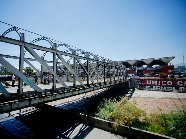 19 de noviembre de 2025/SANTIAGO
Vista del puente de Los Carros, el cuál cruza el río Mapocho en el sector del mercado Tirso de Molina.
Durante esta jornada, la Gobernación regional junto al Municipio de Santiago presentaron un proyecto de recuperación y conservación de la estructura, la cuál se encuentra cerrada desde el año 2016 por daños estructurales.
FOTO: HANS SCOTT/AGENCIAUNO