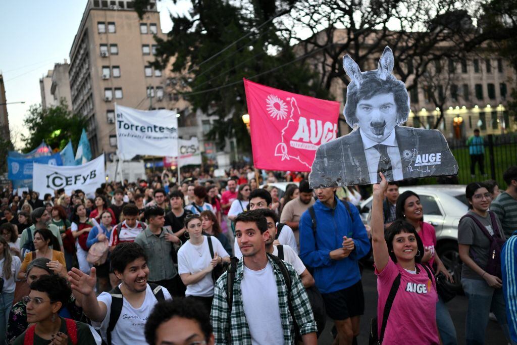Los estudiantes secundarios marchan en la ciudad de Buenos Aires en contra de los ajustes del gobierno de Javier Milei sobre la educación pública