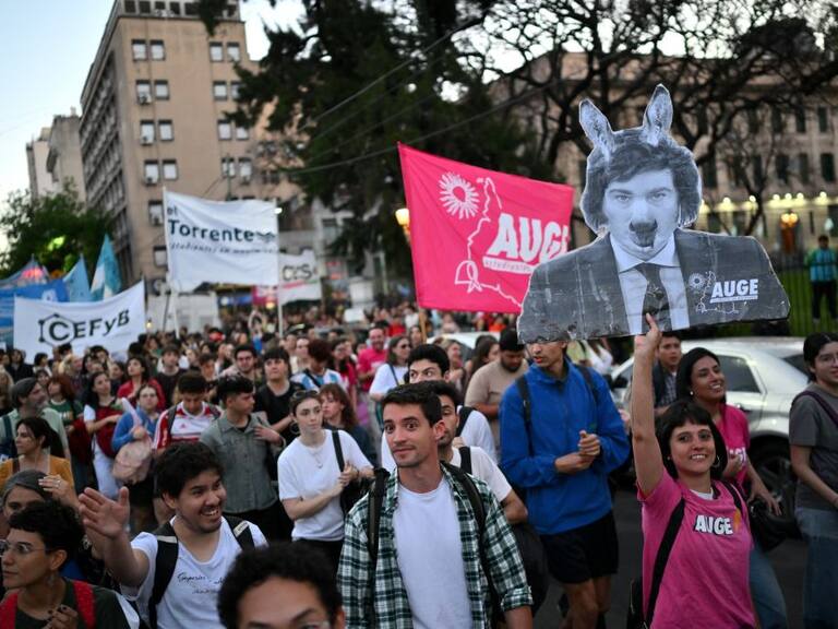 Los estudiantes secundarios marchan en la ciudad de Buenos Aires en contra de los ajustes del gobierno de Javier Milei sobre la educación pública