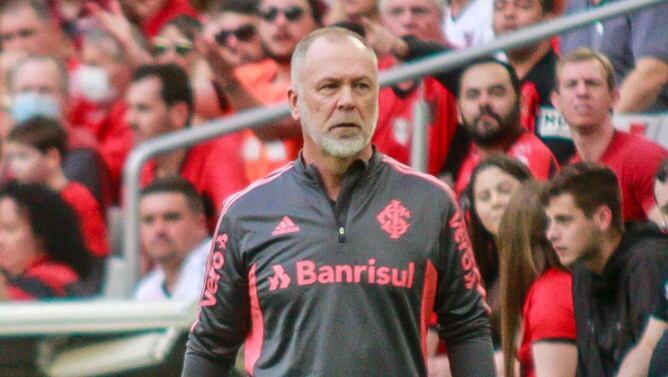 Charles Aránguiz se queda sin DT: Inter destituye a Mano Menezes a dos semanas del duelo ante River Plate por Copa Libertadores