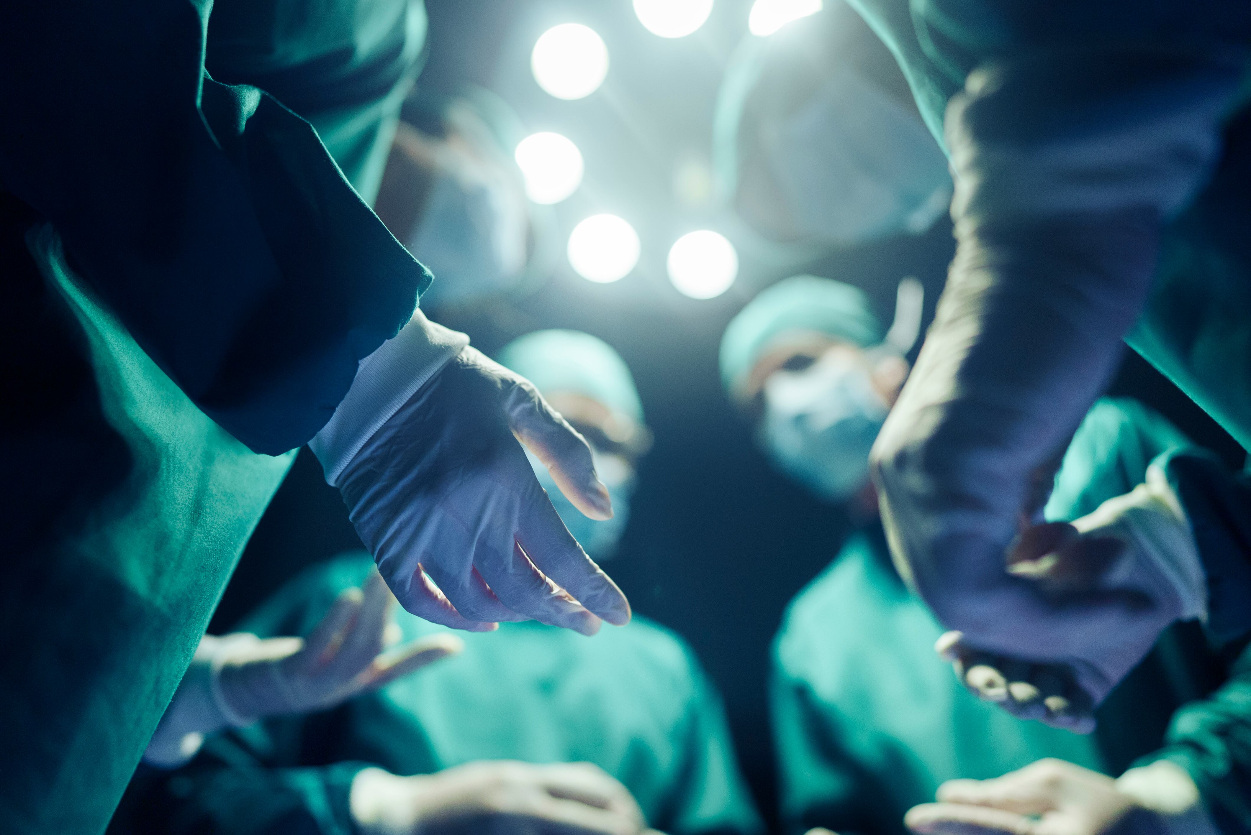Paciente sufre paro cardiorrespiratorio durante procedimiento estético en clínica de Providencia