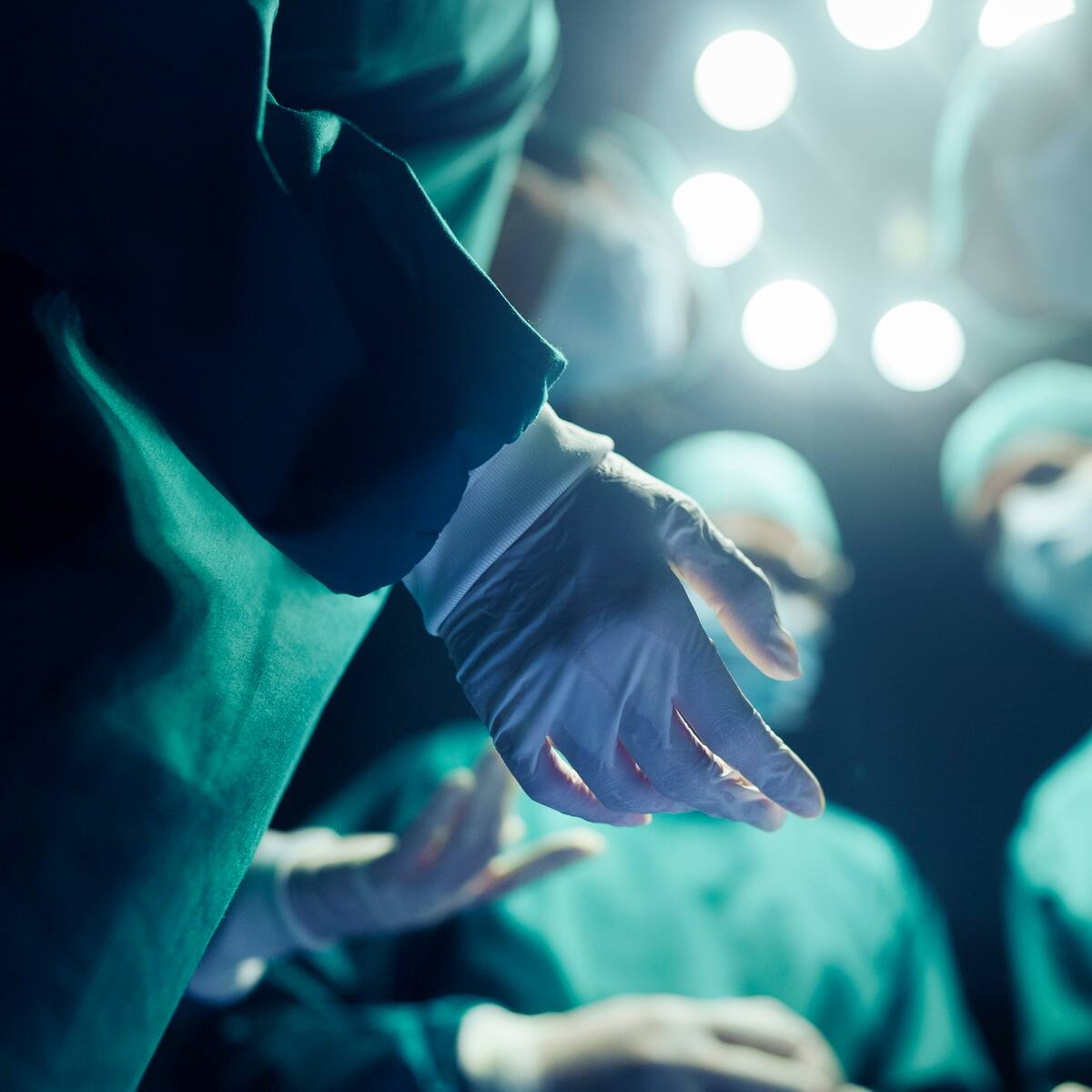 Paciente sufre paro cardiorrespiratorio durante procedimiento estético en clínica de Providencia